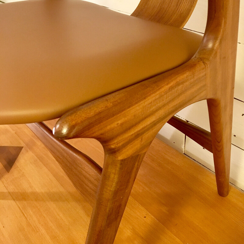 Vintage chair cowhorn in teak and leather by Louis van Teeffellen