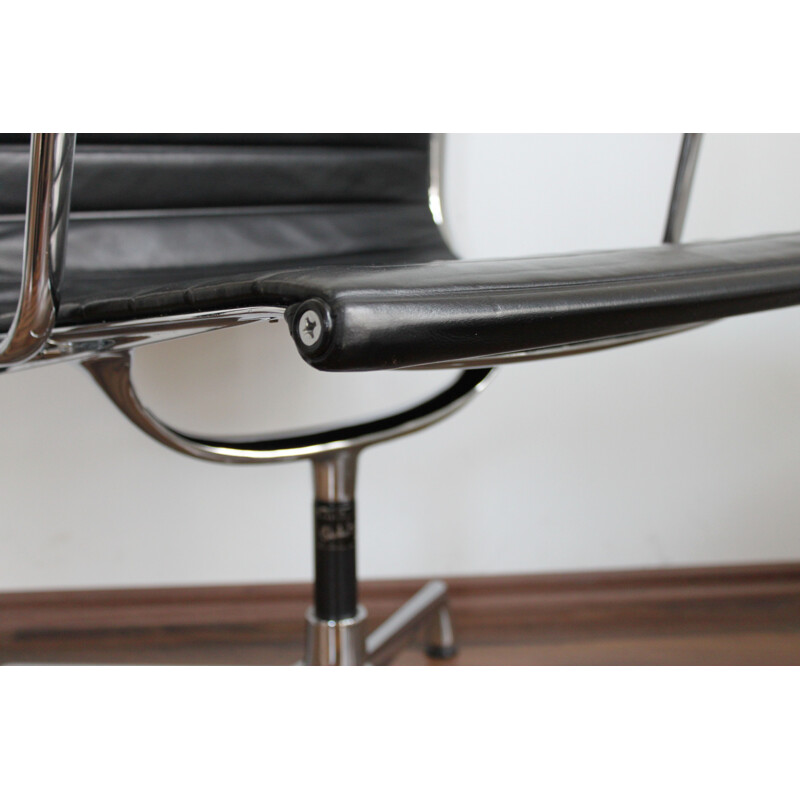 Fauteuil de bureau vintage EA108 en cuir cuir et aluminium par Eames pour Vitra