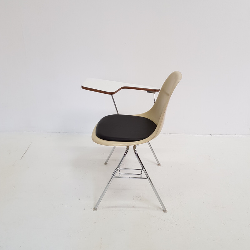 Chaise d'université vintage par Eames pour Vitra