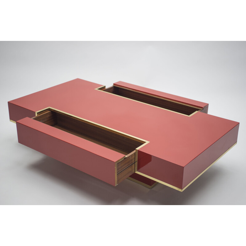 Table basse rouge en laiton par Jean-Claude Mahey