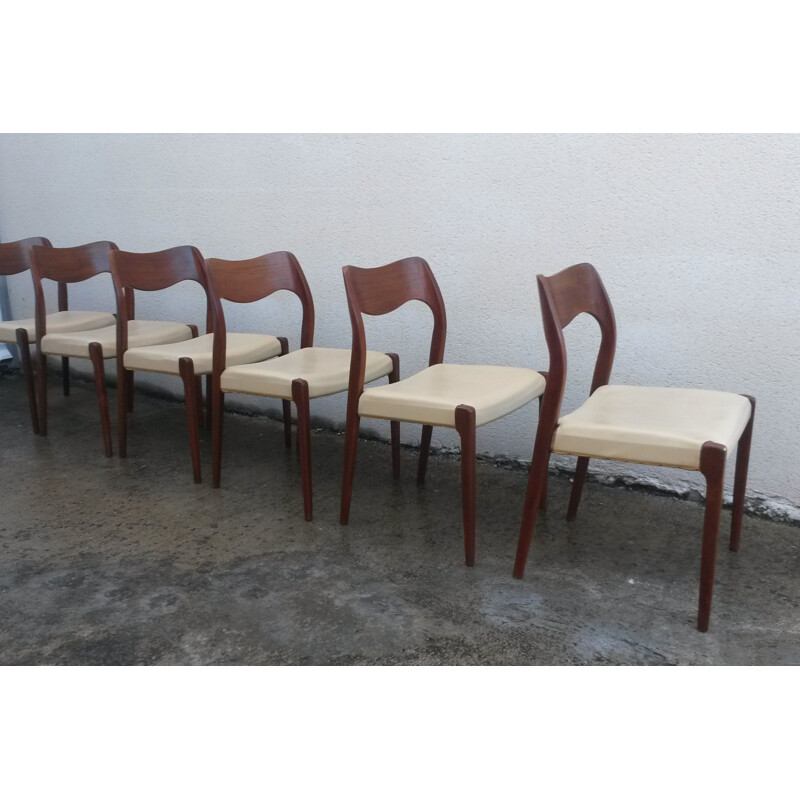 Set of 6 beige chairs in teak by Niels Moller