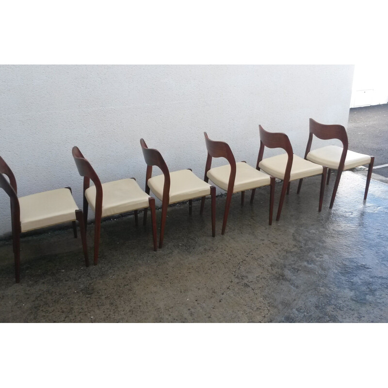 Set of 6 beige chairs in teak by Niels Moller