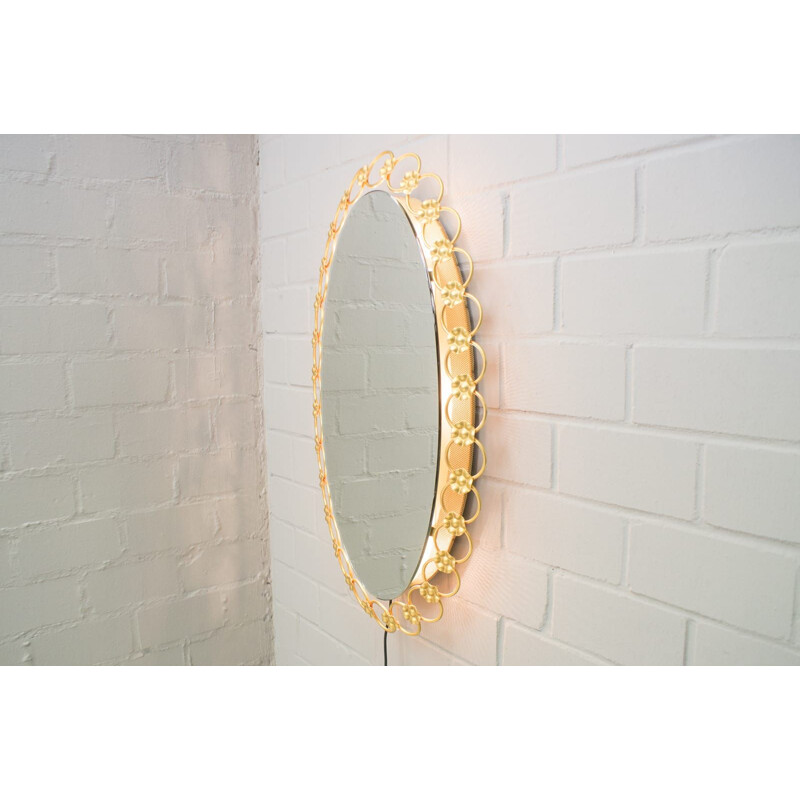 Espejo ovalado vintage iluminado con anillos de metal dorado