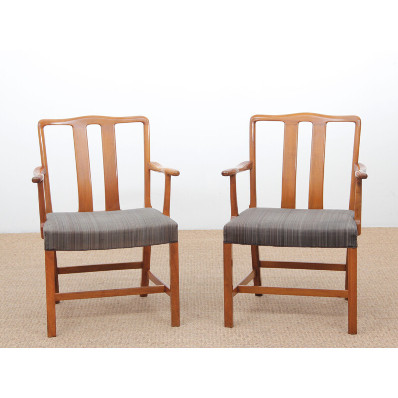 Suite aus 2 skandinavischen Vintage-Stühlen FH43