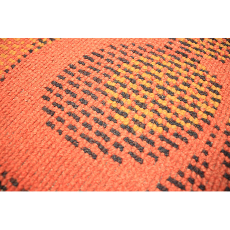 Tapis rouge vintage en laine