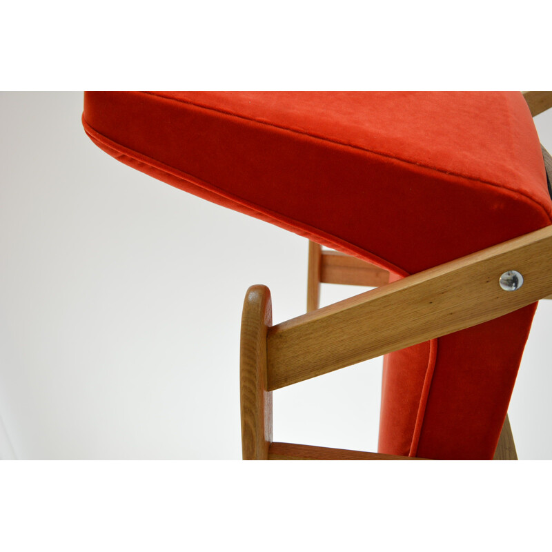 Fauteuil 366 en velours orange par Chierowski