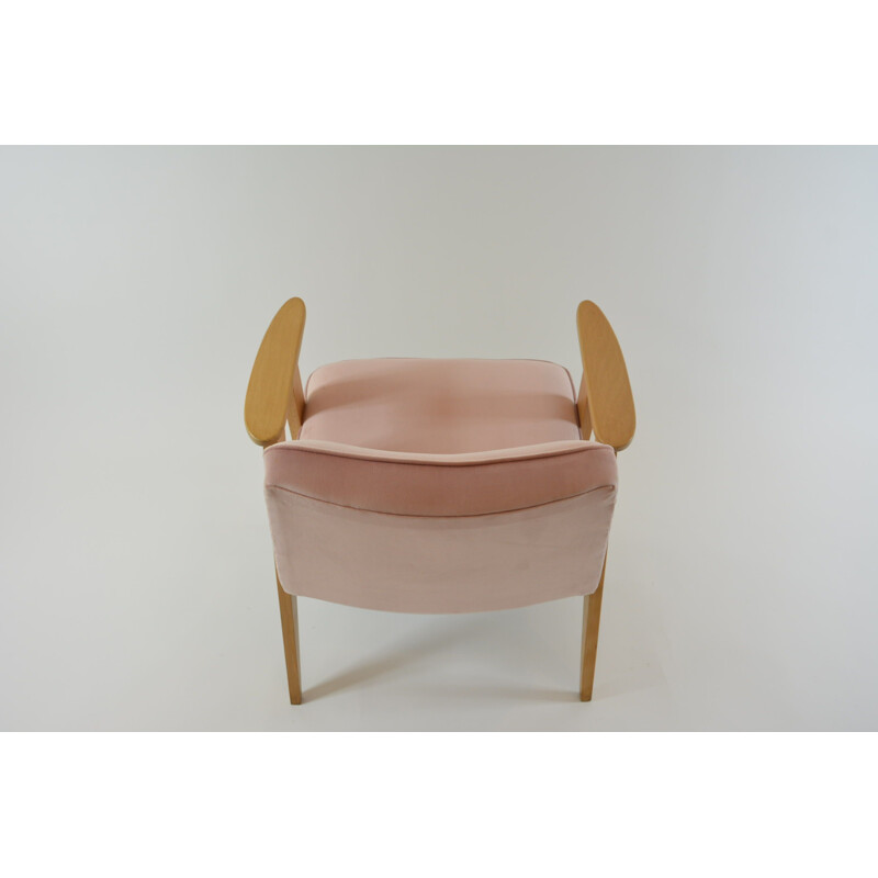 Fauteuil 366 en velours rose par Chierowski