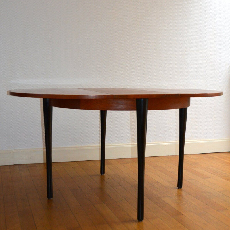 Vintage round extendable table in oak