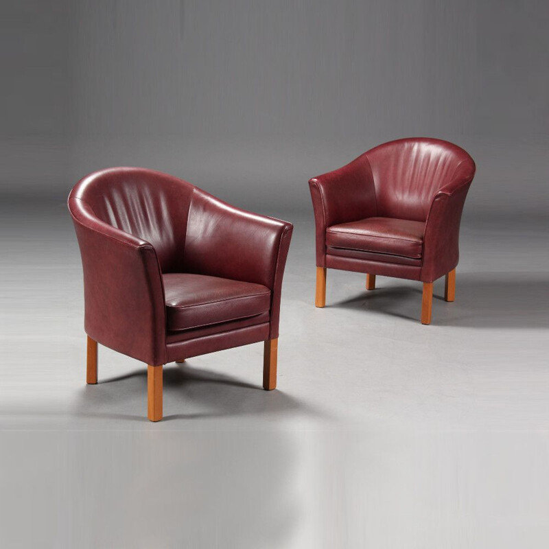Pair of MH80 amrchairs in leather by Mogens Hansen