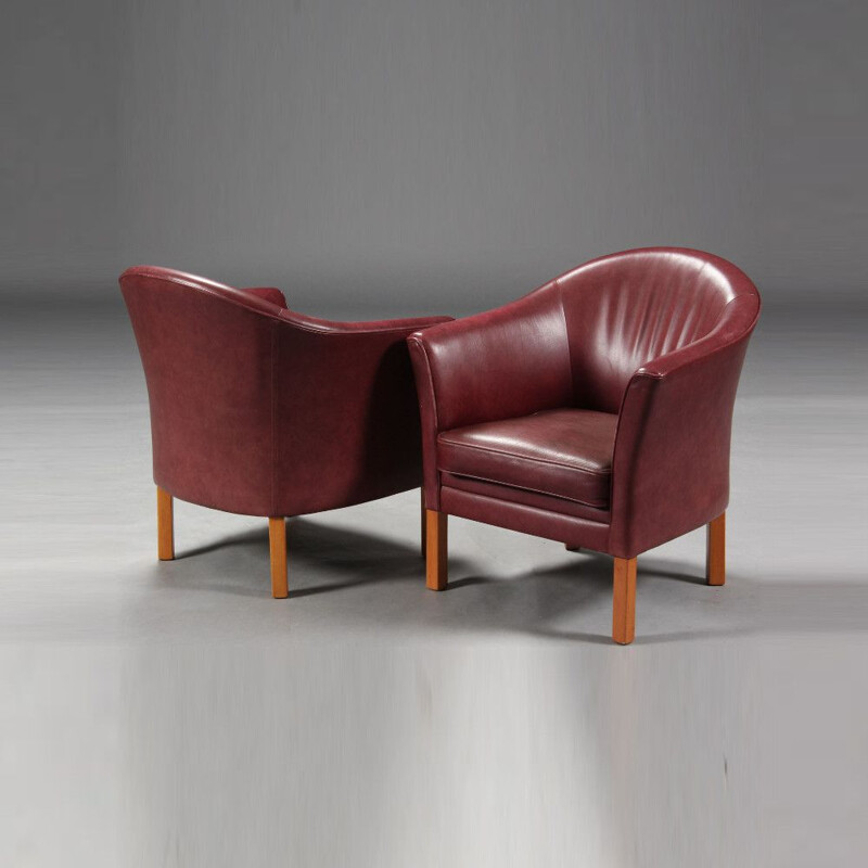 Pair of MH80 amrchairs in leather by Mogens Hansen