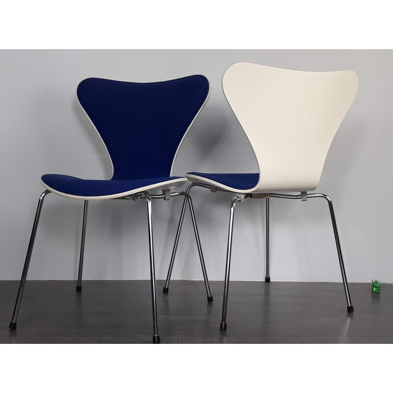 Set of 2 vintage chairs "3107" by Arne Jacobsen for Fritz Hansen