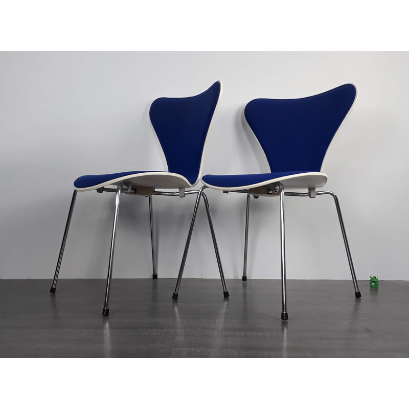 Set of 2 vintage chairs "3107" by Arne Jacobsen for Fritz Hansen