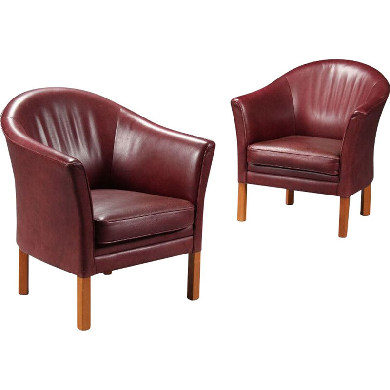 Pair of MH80 amrchairs in leather by Mogens Hansen