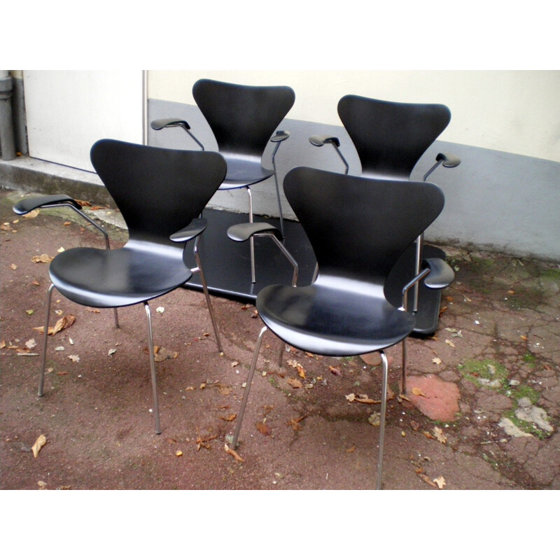 Set of 4 vintage chairs with arms by Arne Jacobsen for Fritz Hansen