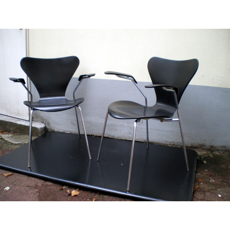 Set of 4 vintage chairs with arms by Arne Jacobsen for Fritz Hansen