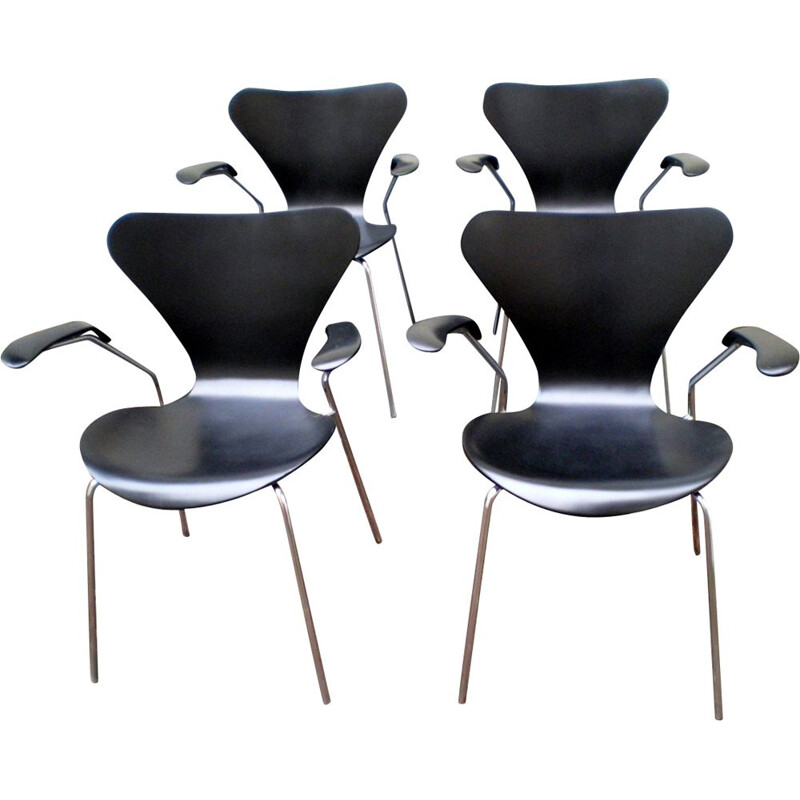 Set of 4 vintage chairs with arms by Arne Jacobsen for Fritz Hansen