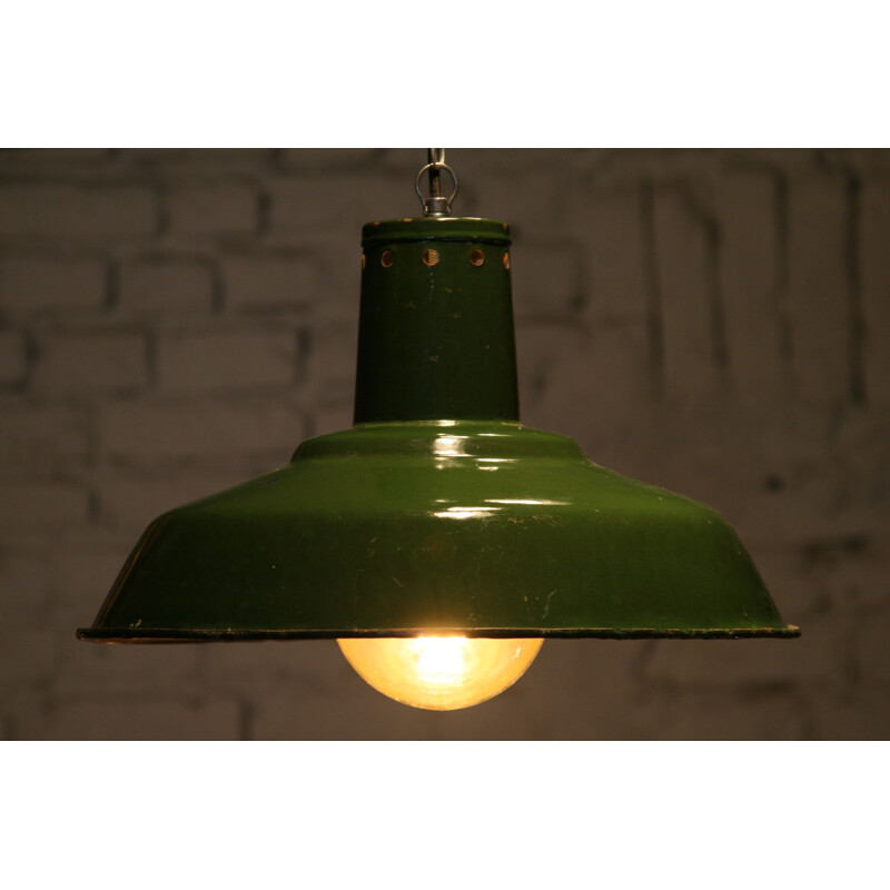 33 Mi" green industrial sheet steel hanging lamp, 1960