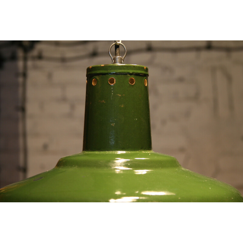 Suspension vintage industrielle verte en tôle d’acier "33 Mi", 1960