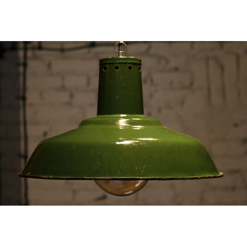 33 Mi" green industrial sheet steel hanging lamp, 1960
