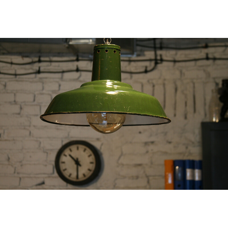 Lámpara de suspensión de chapa de acero industrial verde 33 Mi", 1960