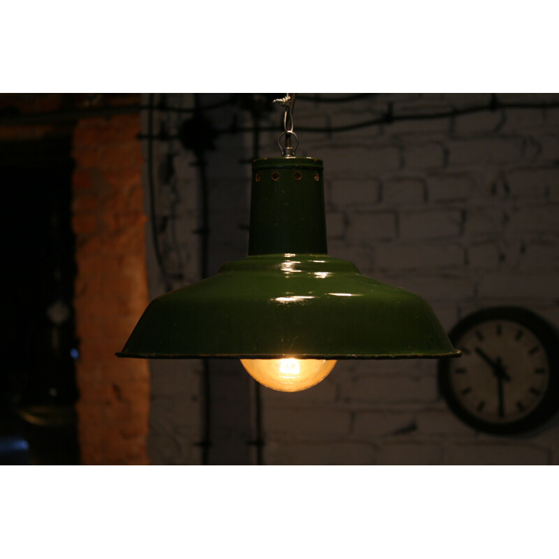 33 Mi" lâmpada suspensa de chapa de aço verde industrial, 1960
