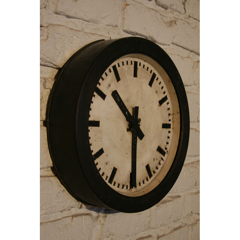 Horloge industrielle vintage en acier