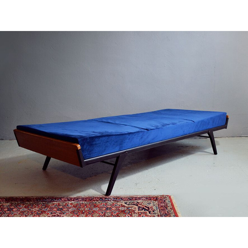 Vintage daybed in metal and blue velvet