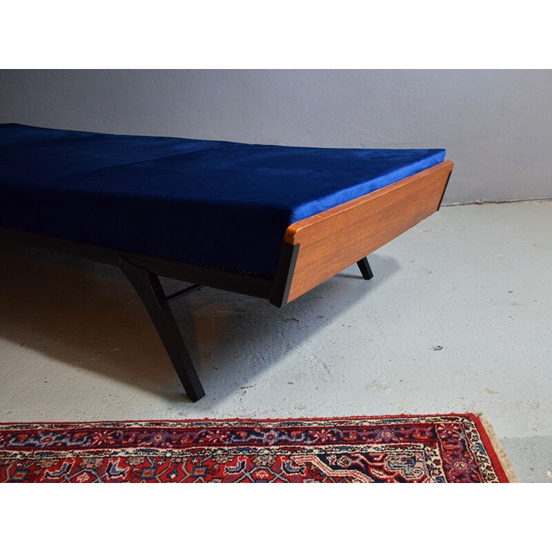 Vintage daybed in metal and blue velvet