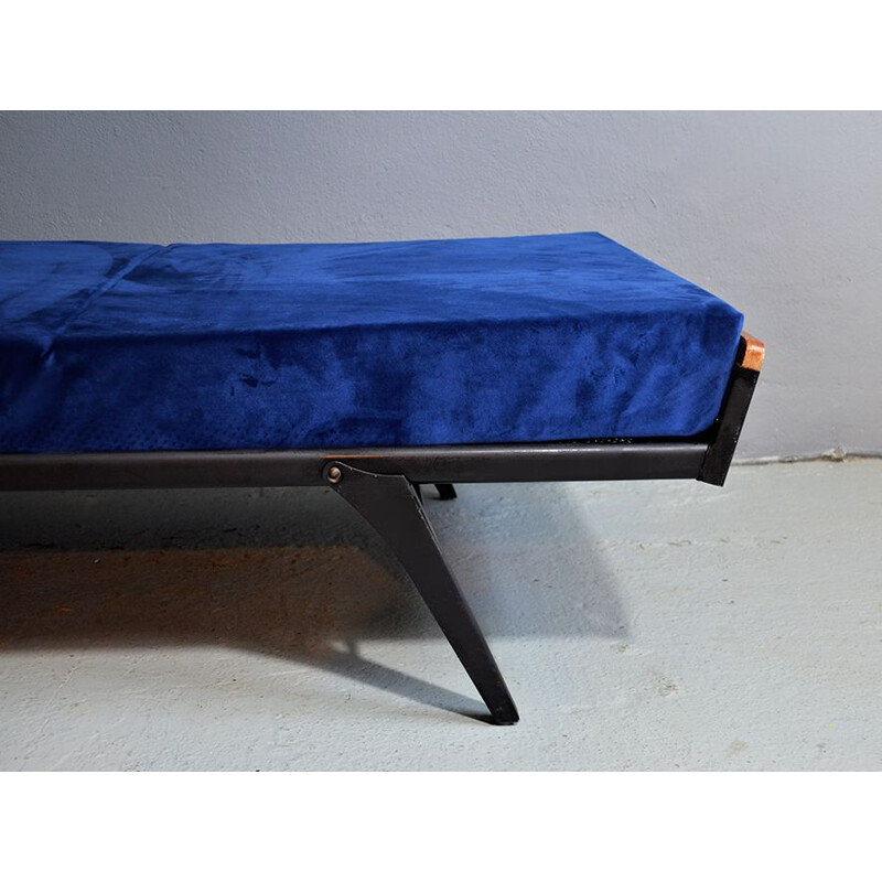 Vintage daybed in metal and blue velvet