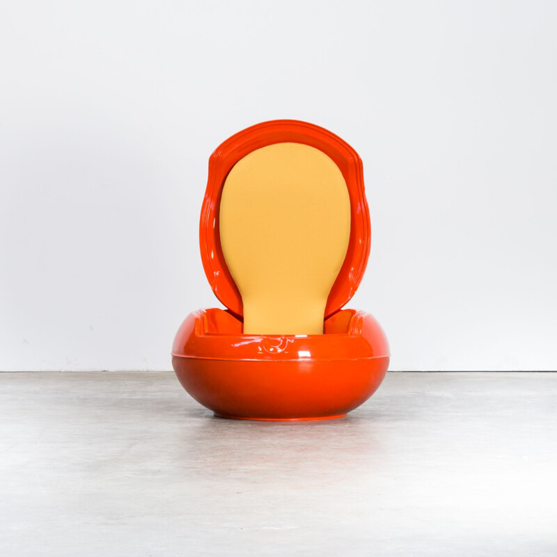 Vintage Egg chair in plastic by Peter Ghyczy