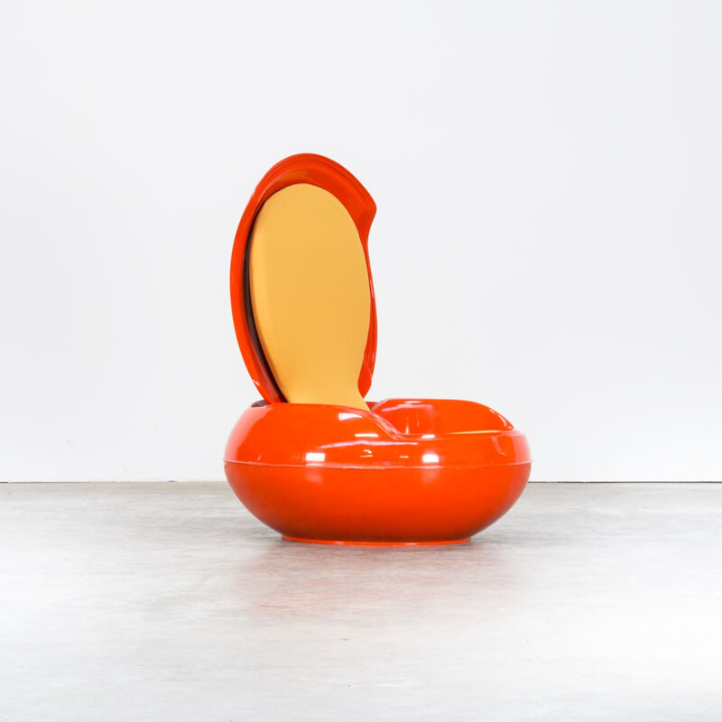 Vintage Egg chair in plastic by Peter Ghyczy