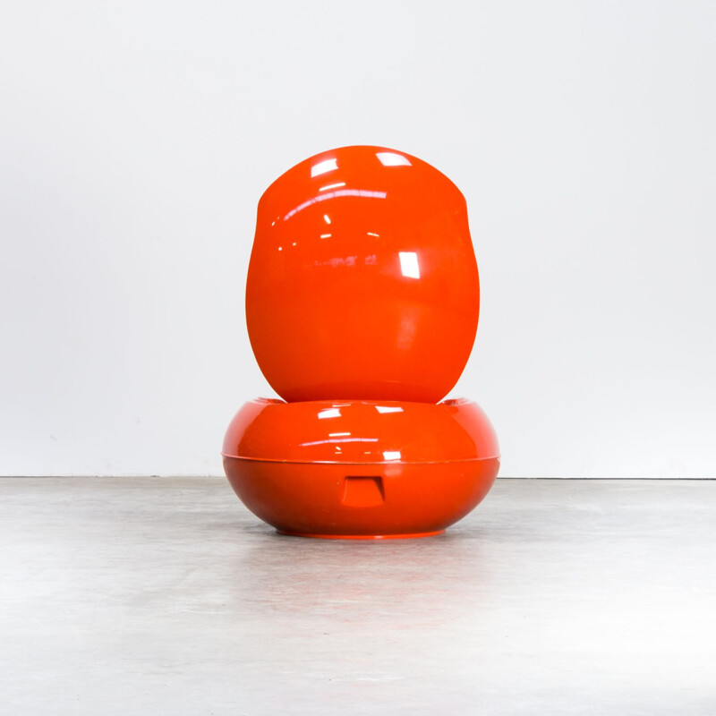 Vintage Egg chair in plastic by Peter Ghyczy