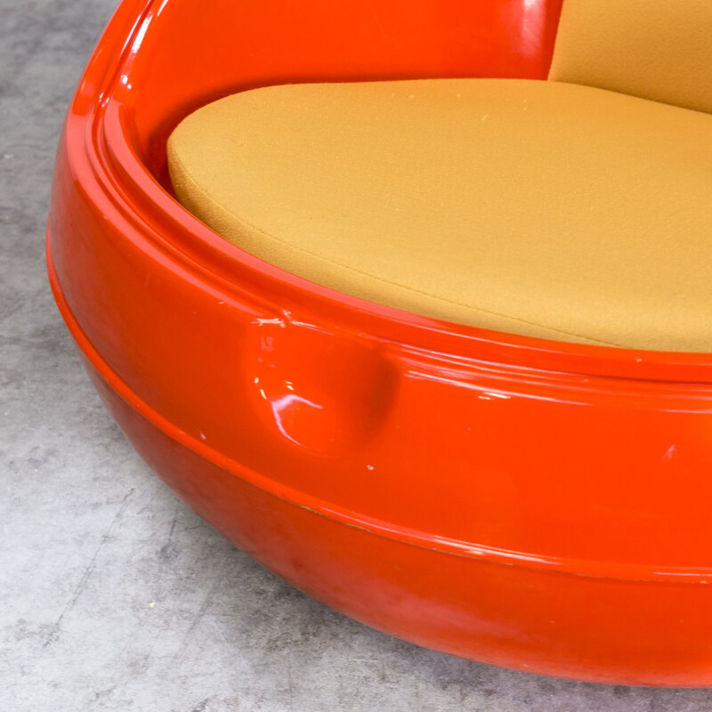 Vintage Egg chair in plastic by Peter Ghyczy