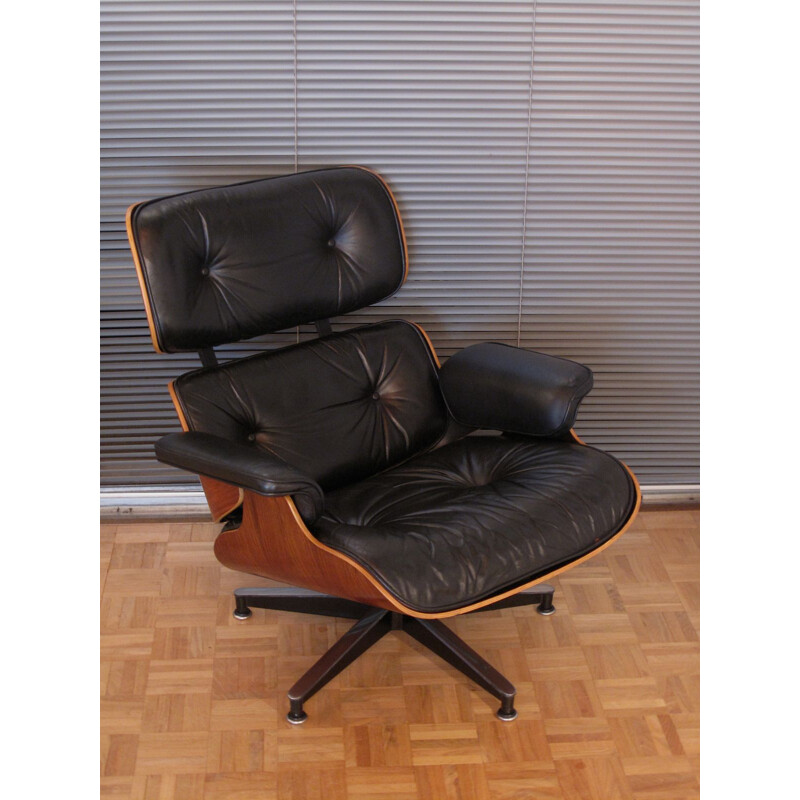 Fauteuil vintage en cuir noir et palissandre par Eames