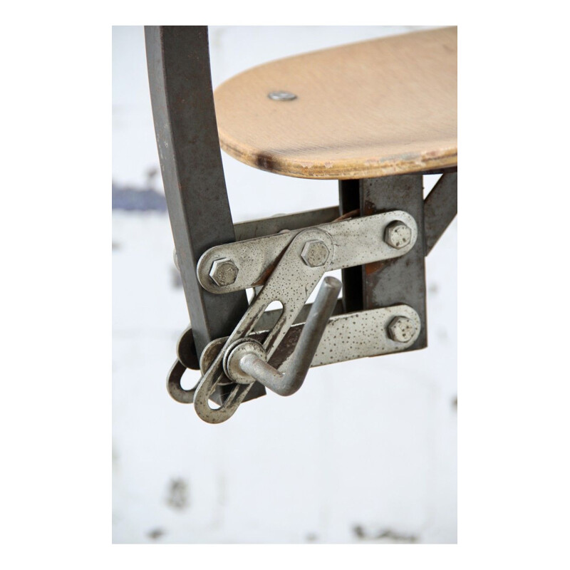 Industrial swiveling chair in metal