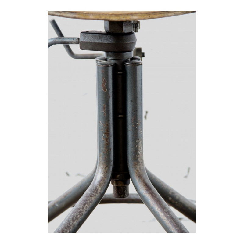 Industrial swiveling chair in metal