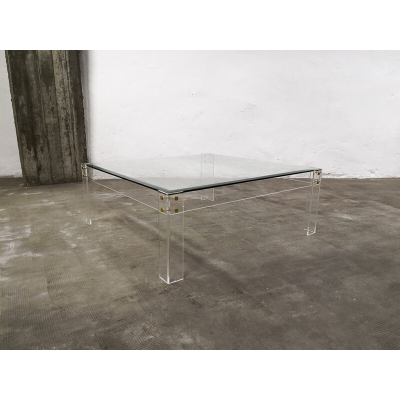 Grande table basse vintage en plexiglas et laiton