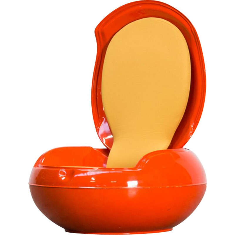 Vintage Egg chair in plastic by Peter Ghyczy