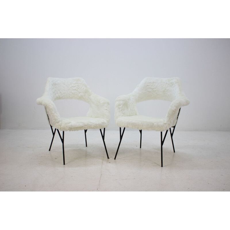 Pair of white armchairs in fiberglass