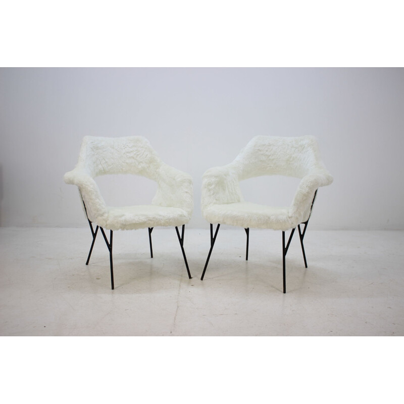Paire de fauteuils blancs en fibre de verre