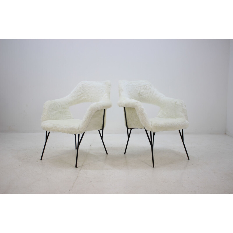 Pair of white armchairs in fiberglass
