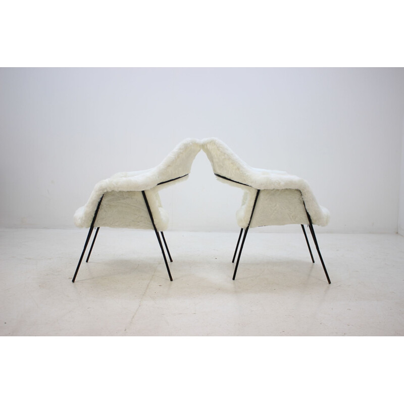 Pair of white armchairs in fiberglass