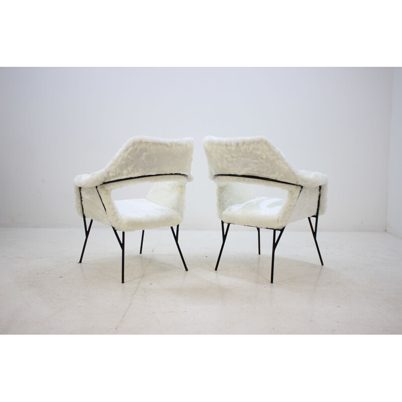 Pair of white armchairs in fiberglass