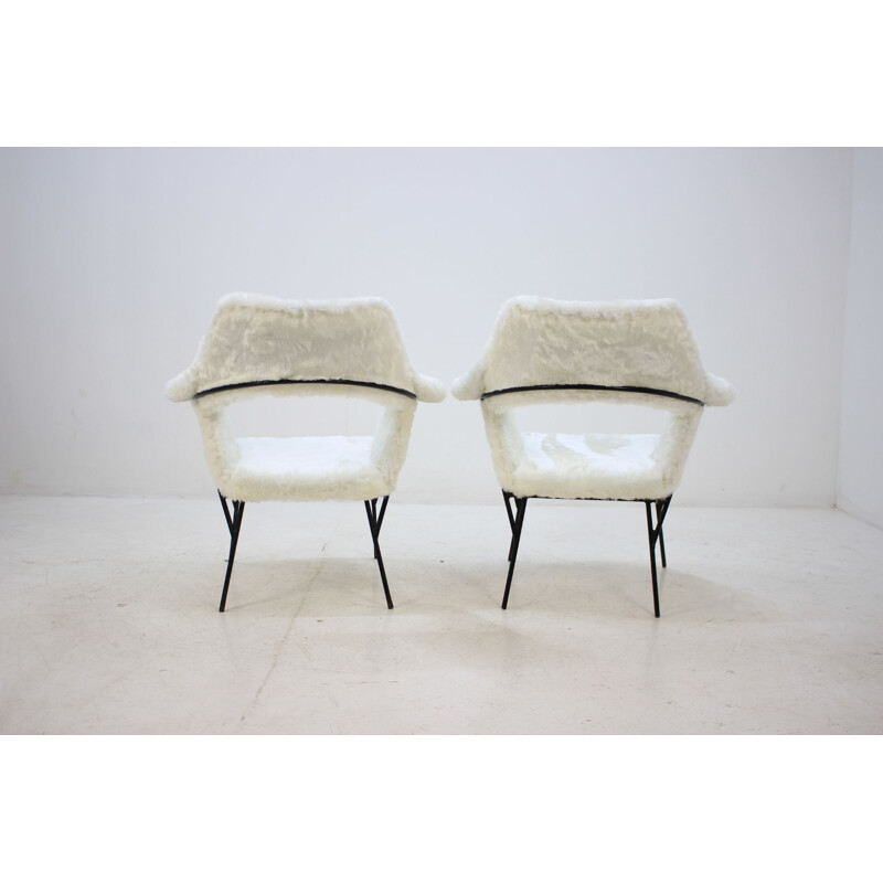 Pair of white armchairs in fiberglass