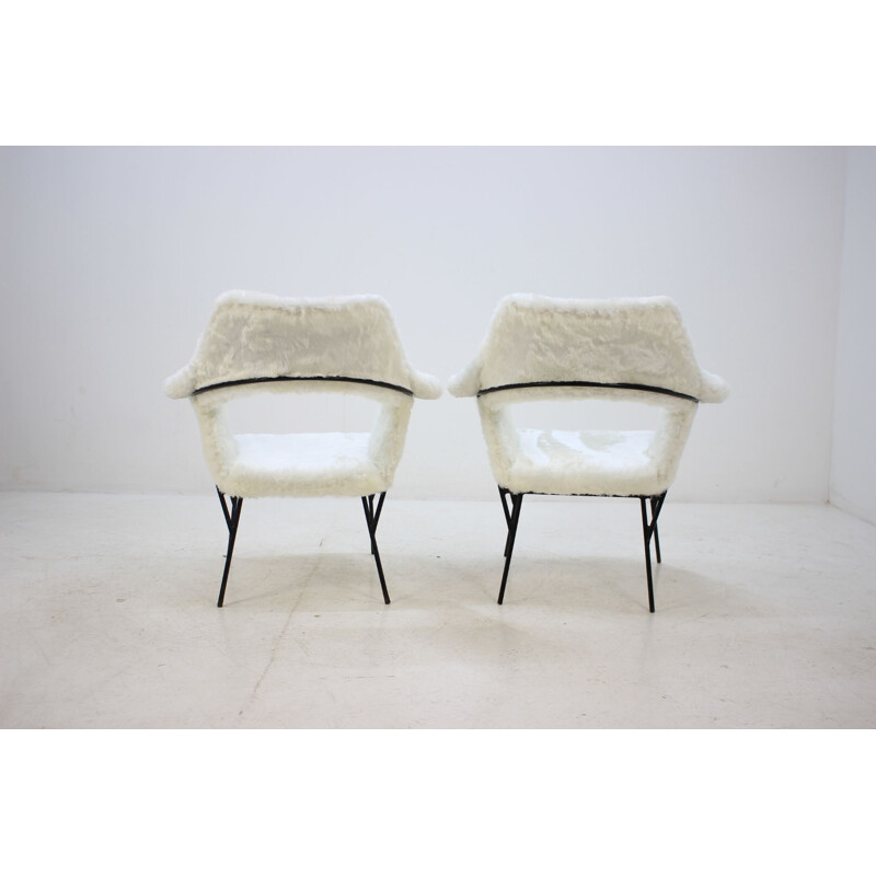 Paire de fauteuils blancs en fibre de verre