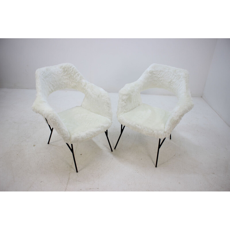 Pair of white armchairs in fiberglass