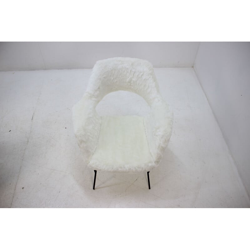 Pair of white armchairs in fiberglass