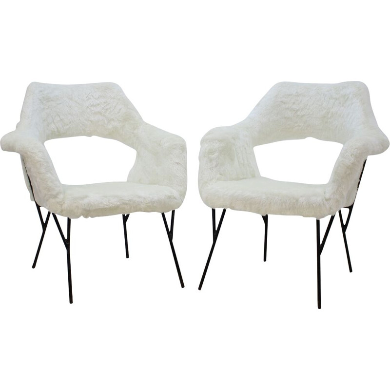 Pair of white armchairs in fiberglass