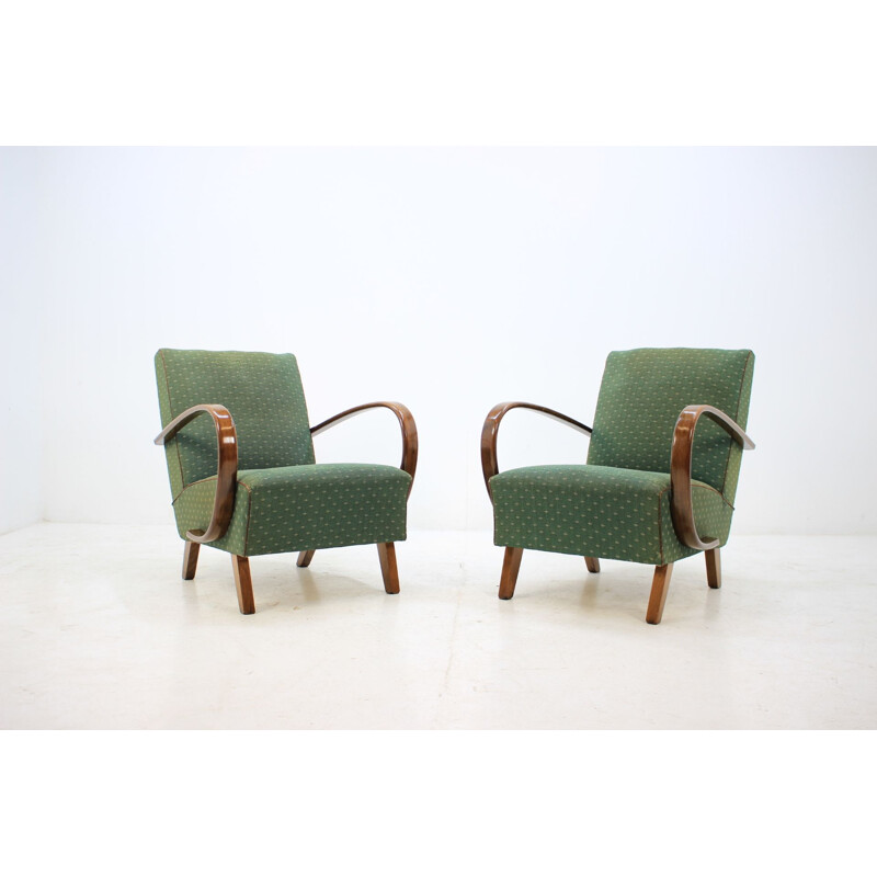 Ensemble de 2 fauteuils vintage par Jindřich Halabala en chêne et tissu vert