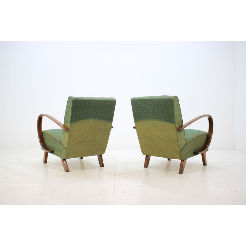 Ensemble de 2 fauteuils vintage par Jindřich Halabala en chêne et tissu vert